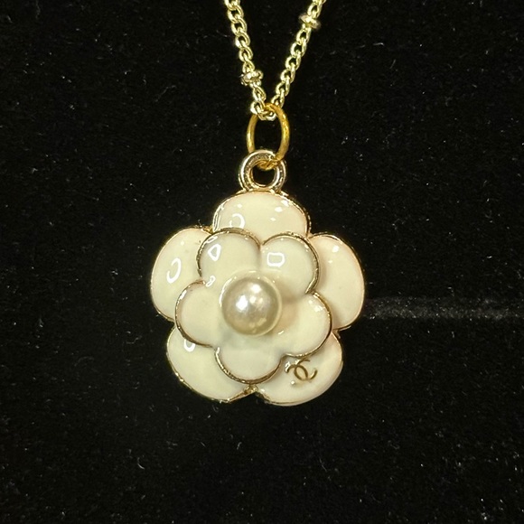 Chanel Flower Pearl CC Charm Zipper Pull NWOT - Picture 5 of 7